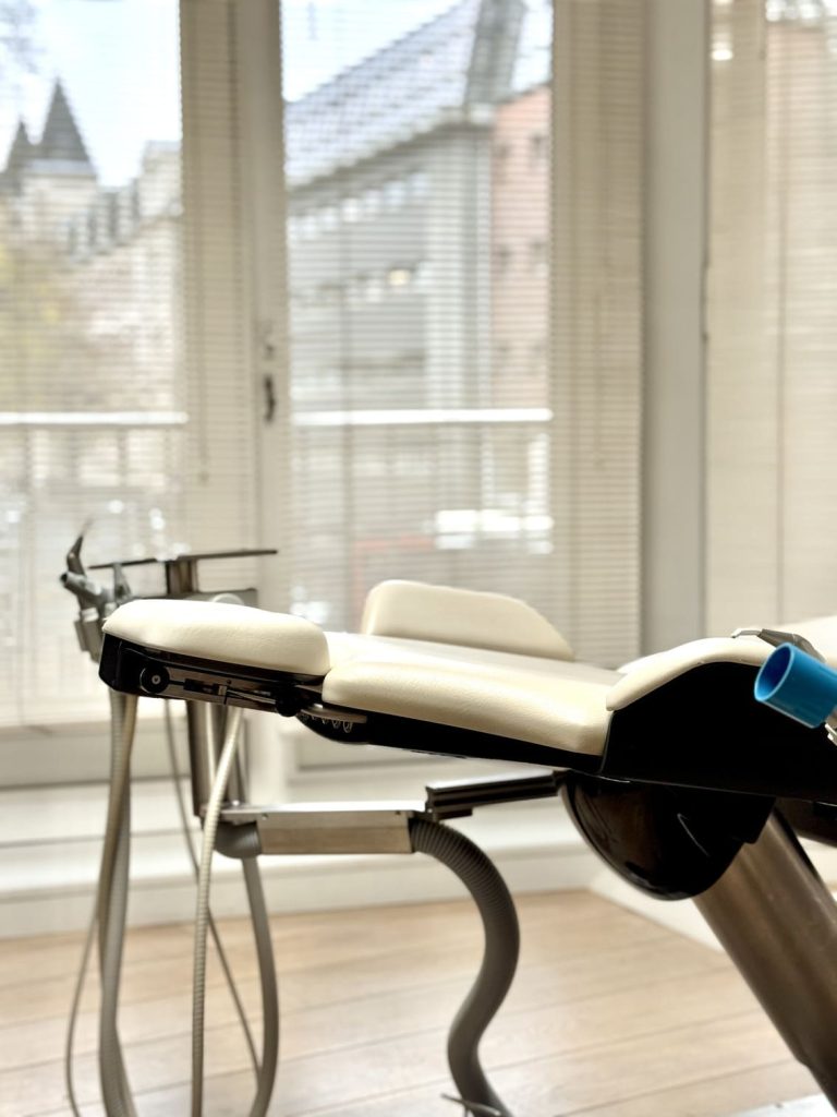 Fauteuil et équipement du cabinet d'orthodontie du Dr Skarbek Borowski, orthodontiste à Lille